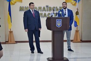 Губернатору Савченку (праворуч) спробували дати хабар у розмірі 2,5 млн грн, передавання перших 700 тис. грн зафіксували правоохоронці