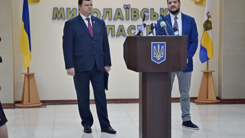 Губернатору Савченко (справа) попытались дать взятку 2,5 млн, передача первых 700 тыс. грн зафиксирована правоохранителями