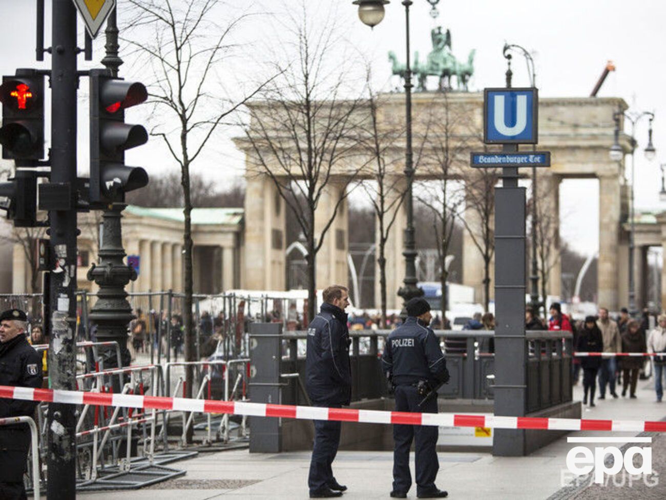 Жители Берлина встречают Новый год у Бранденбургских ворот