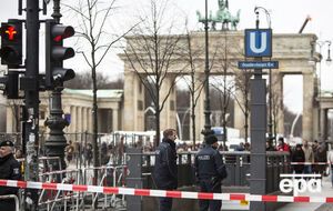 Жители Берлина встречают Новый год у Бранденбургских ворот