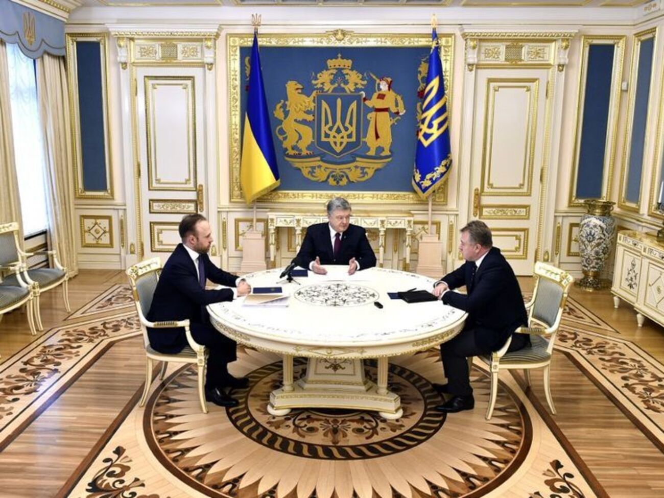 Порошенко підписав укази у присутності заступника глави АПУ Олексія Філатова (ліворуч) і голови Вищої ради правосуддя Ігоря Бенедисюка (праворуч)