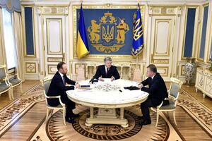 Порошенко підписав укази у присутності заступника глави АПУ Олексія Філатова (ліворуч) і голови Вищої ради правосуддя Ігоря Бенедисюка (праворуч)