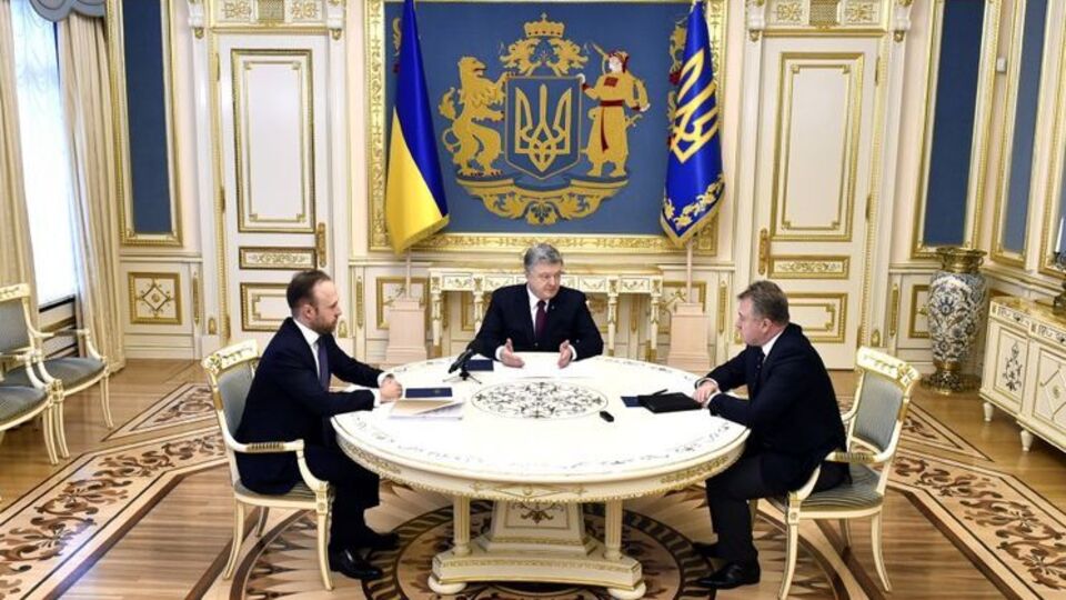 Порошенко подписал указы в присутствии замглавы АПУ Алексея Филатова (слева) и председателя Высшего совета правосудия Игоря Бенедисюка (справа)
