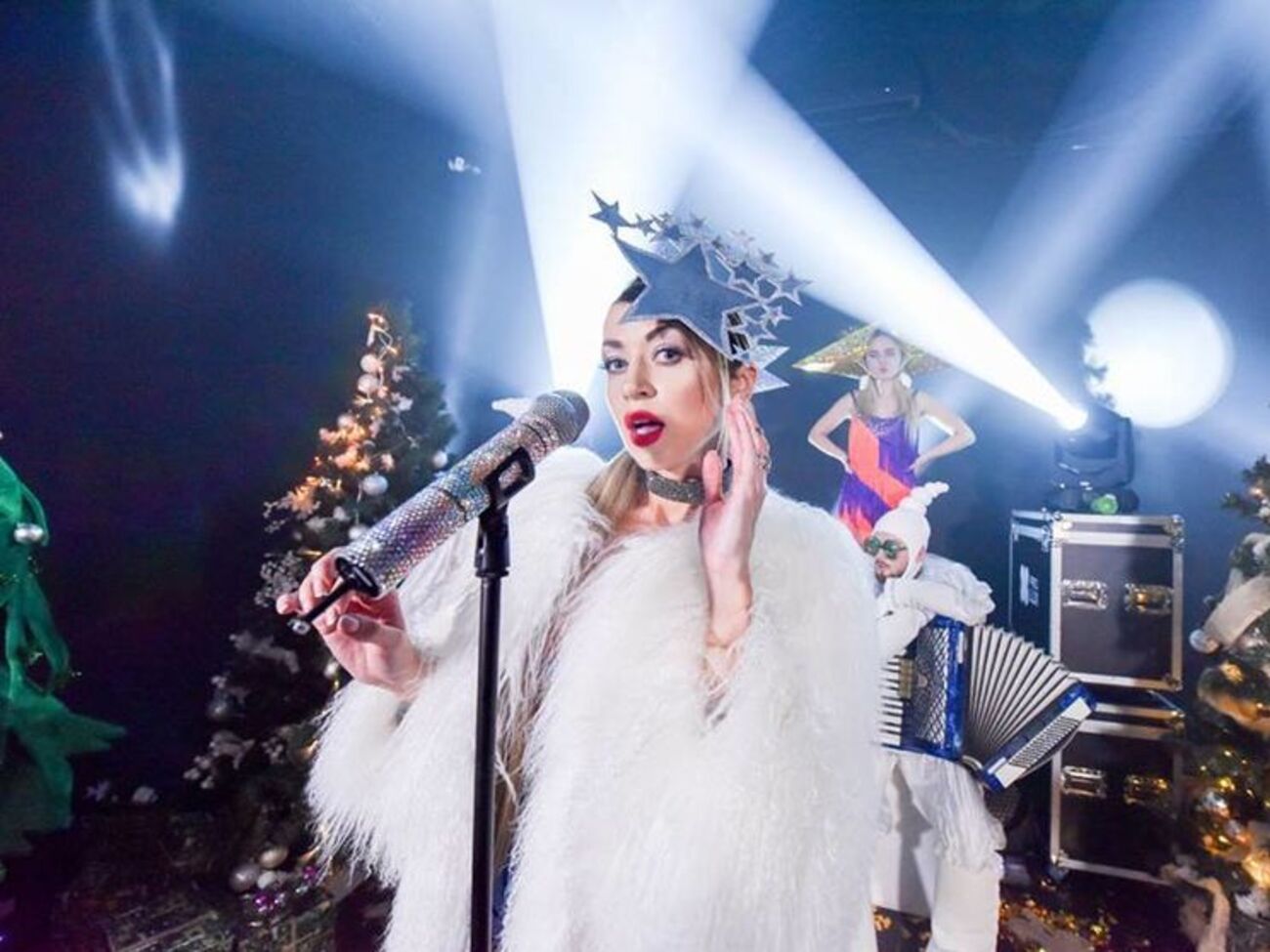 Валевская презентовала новогодний клип