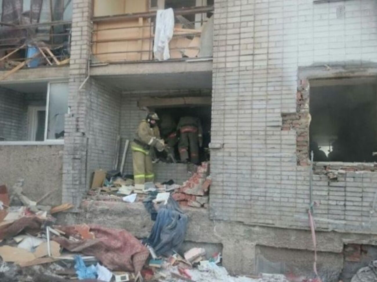 Из-за взрыва газа на первом этаже пятиэтажного жилого дома в городе Усть-Куте обрушились перекрытия между этажами