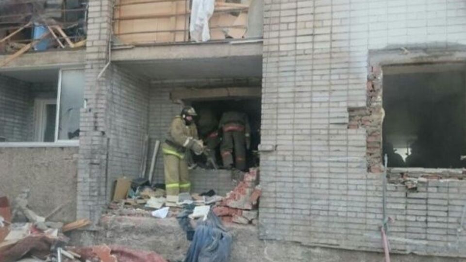 Через вибух газу на першому поверсі п'ятиповерхового житлового будинку у місті Усть-Куті завалилося перекриття між поверхами