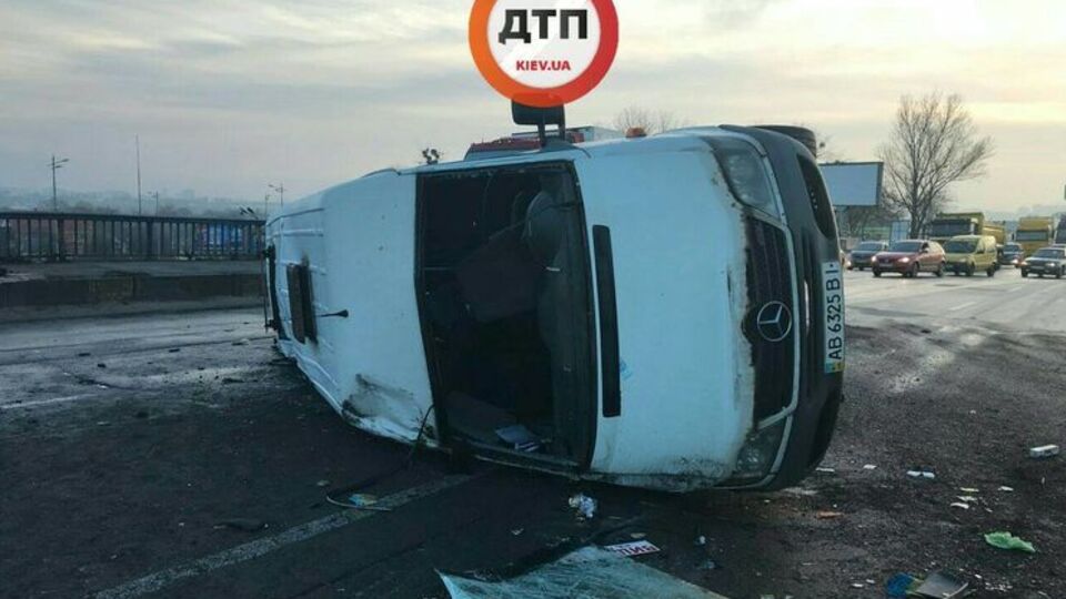 Постраждало п'ятеро пасажирів Mercedes