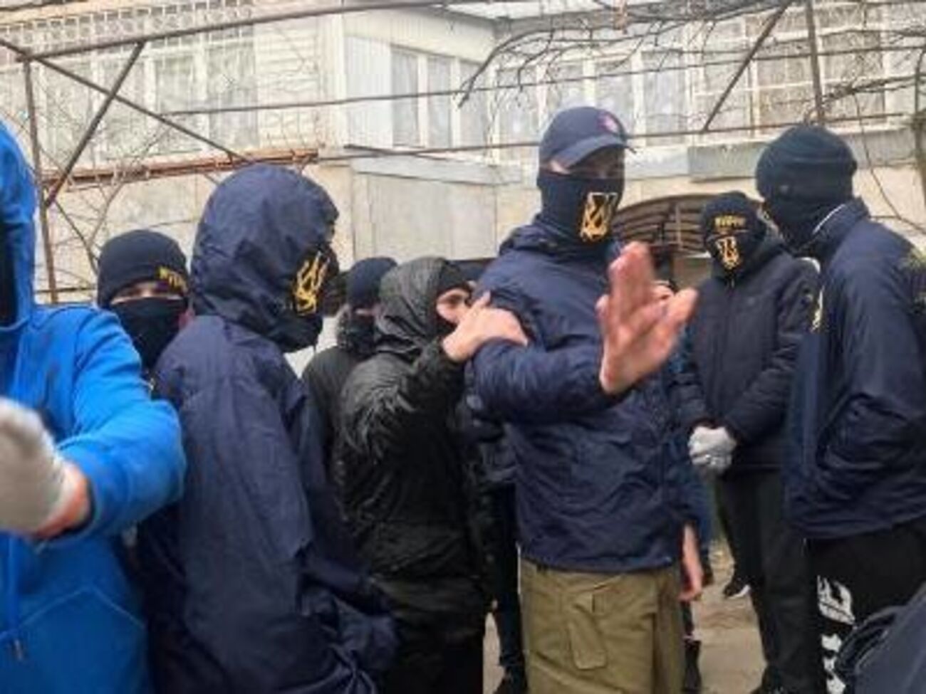 Активісти дочекалися, поки Невінчаний вийде на вулицю, і закидали його яйцями