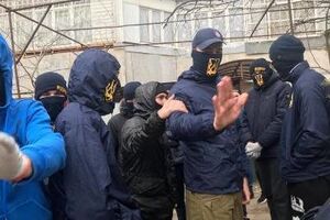 Активисты дождались, пока Невинчанный выйдет на улицу, и забросали его яйцами