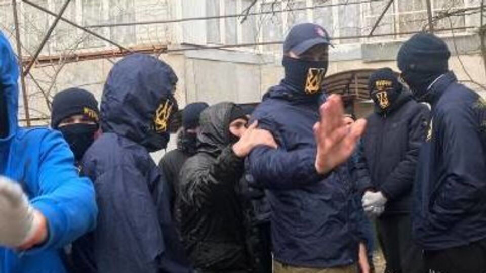 Активісти дочекалися, поки Невінчаний вийде на вулицю, і закидали його яйцями