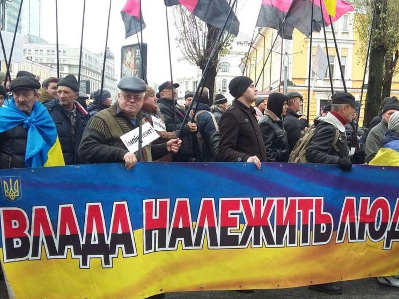 Участники акции&nbsp;почтили минутой молчания память погибших на Евромайдане