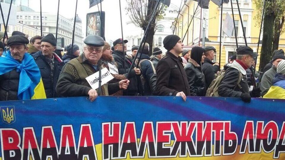 Участники акции почтили минутой молчания память погибших на Евромайдане
