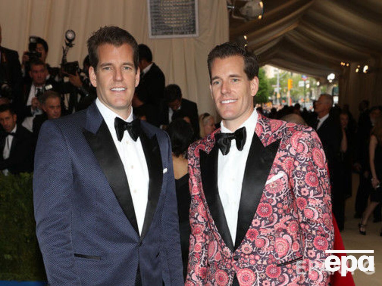 Рост стоимости биткоина сделал Уинклвоссов миллиардерами