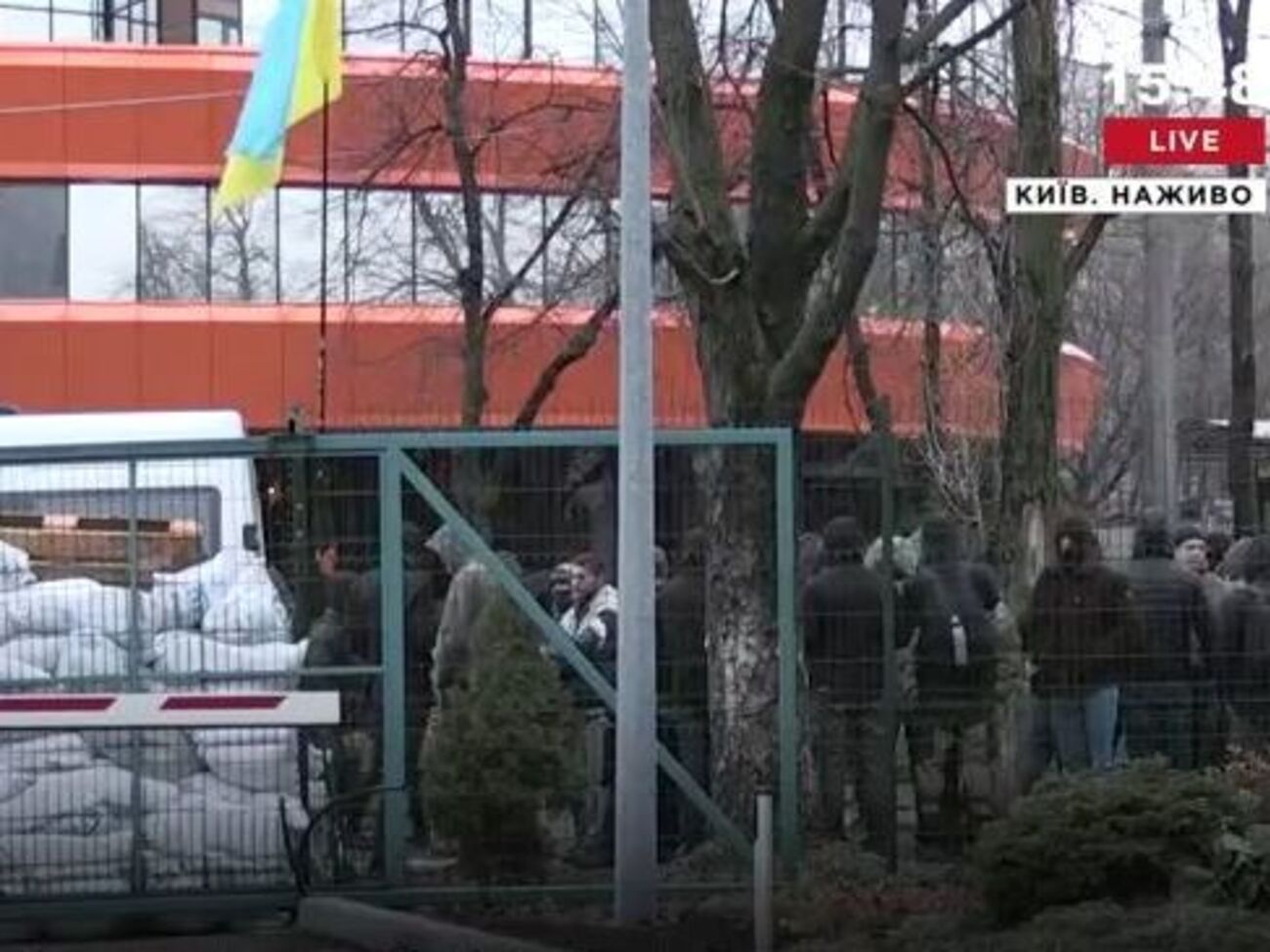 Участники акции устанавливают перед въездом в здание NewsOne мешки с песком