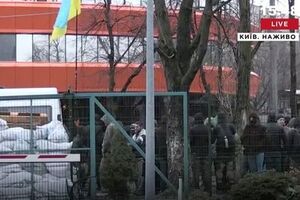 Учасники акції встановлюють перед в'їздом до будівлі NewsOne мішки з піском
