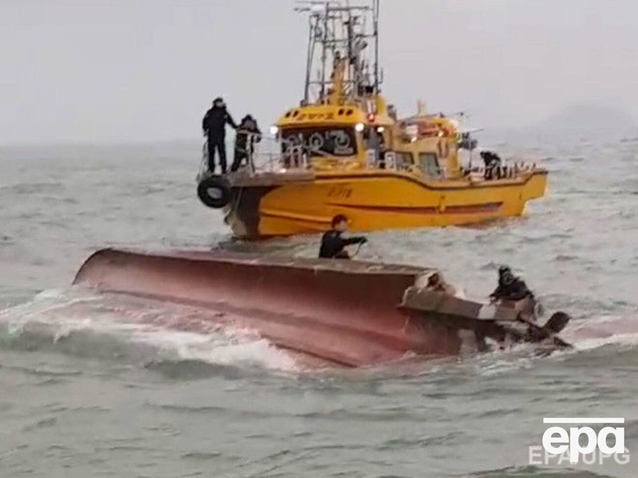 На борту опрокинувшегося судна находилось 22 человека