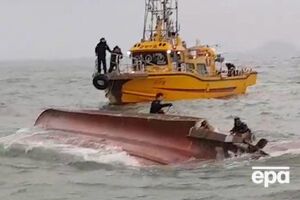 На борту судна, яке перекинулося, перебувало 22 людини