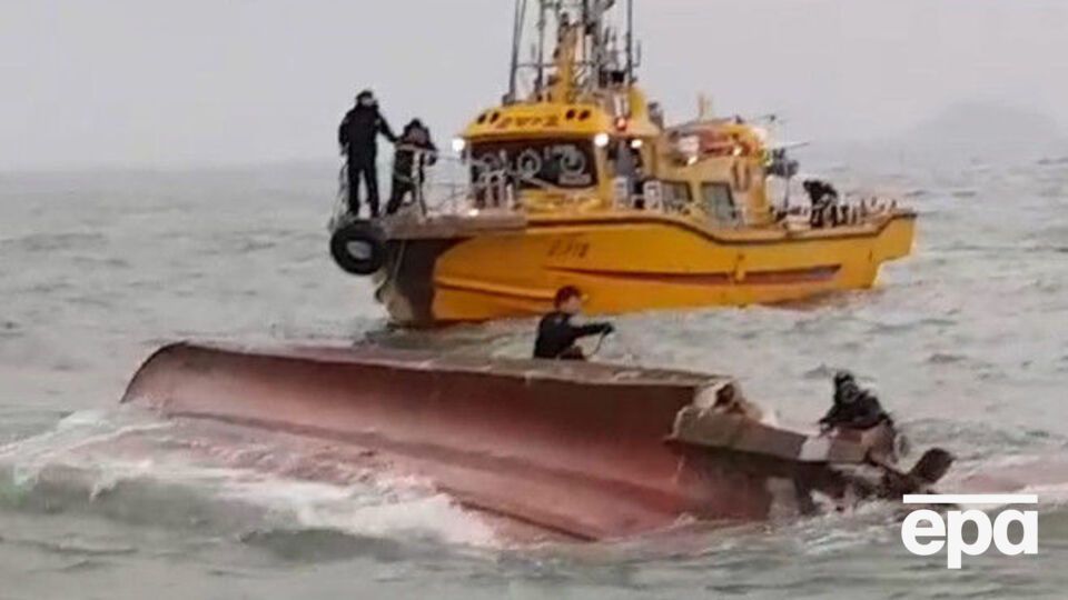 На борту опрокинувшегося судна находилось 22 человека