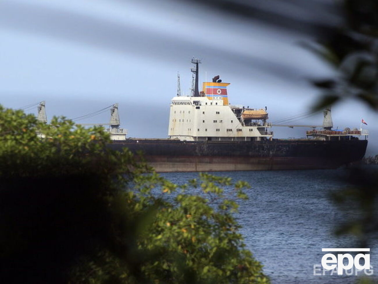 На суда КНДР нефтепродукты, вероятно, переливают в открытом море