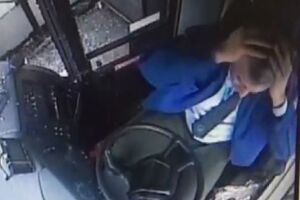 После столкновения водитель схватился за голову