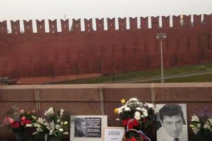 В Москве разгромили мемориал Немцову