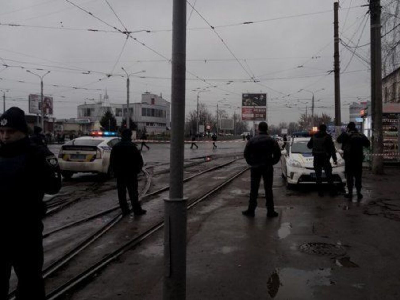 На месте происшествия находятся сотрудники патрульной полиции, силовики, "скорая" и пожарные