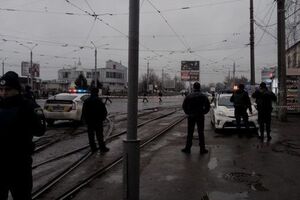 На месте происшествия находятся сотрудники патрульной полиции, силовики, "скорая" и пожарные