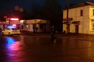 По предварительной информации, в здании находится 11 человек