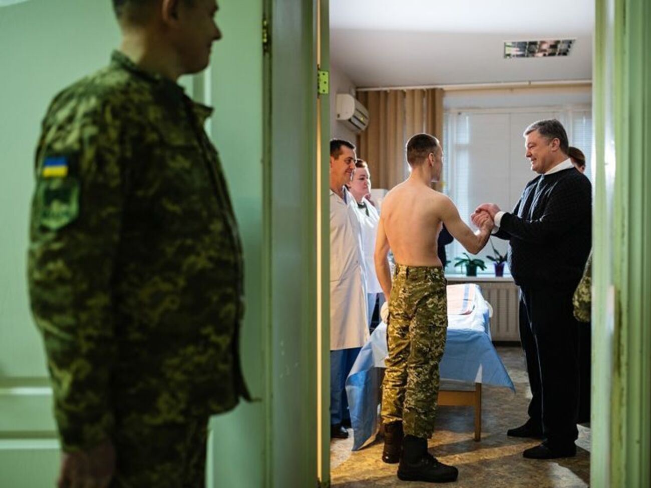 Президент приехал в Центральный клинический госпиталь Министерства обороны Украины