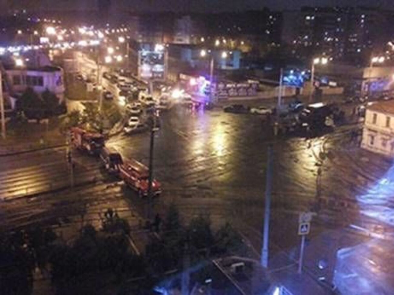 Територію навколо будівлі відділення "Укрпошти", де зловмисник утримує заручників, оточено