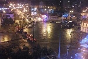 Территория вокруг здания отделения "Укрпошти", где злоумышленник удерживает заложников, оцеплена