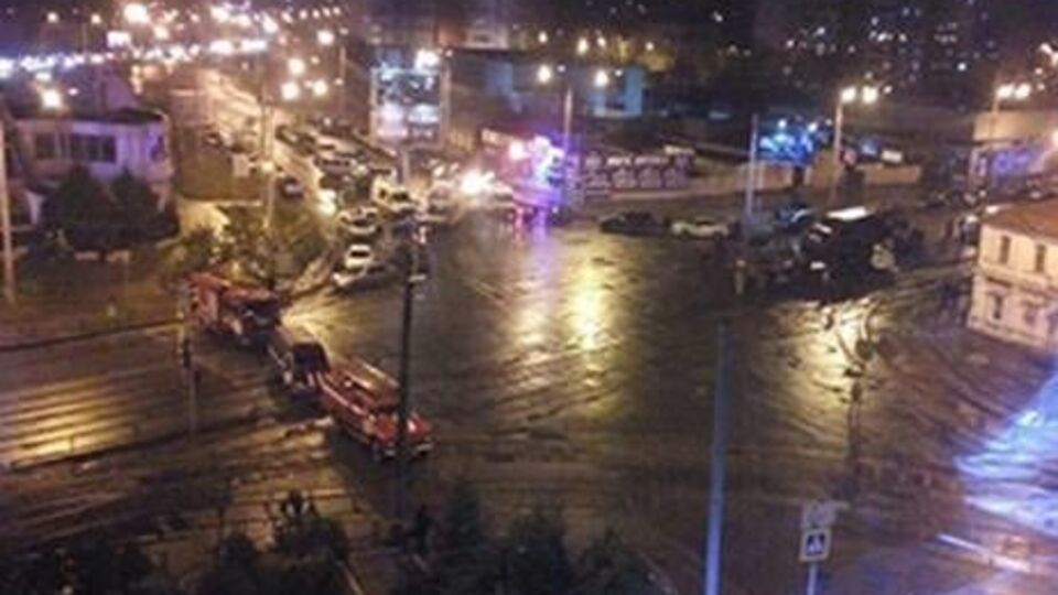 Територію навколо будівлі відділення "Укрпошти", де зловмисник утримує заручників, оточено