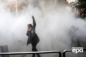 Иранские студенты столкнулись с силовиками возле Тегеранского университета