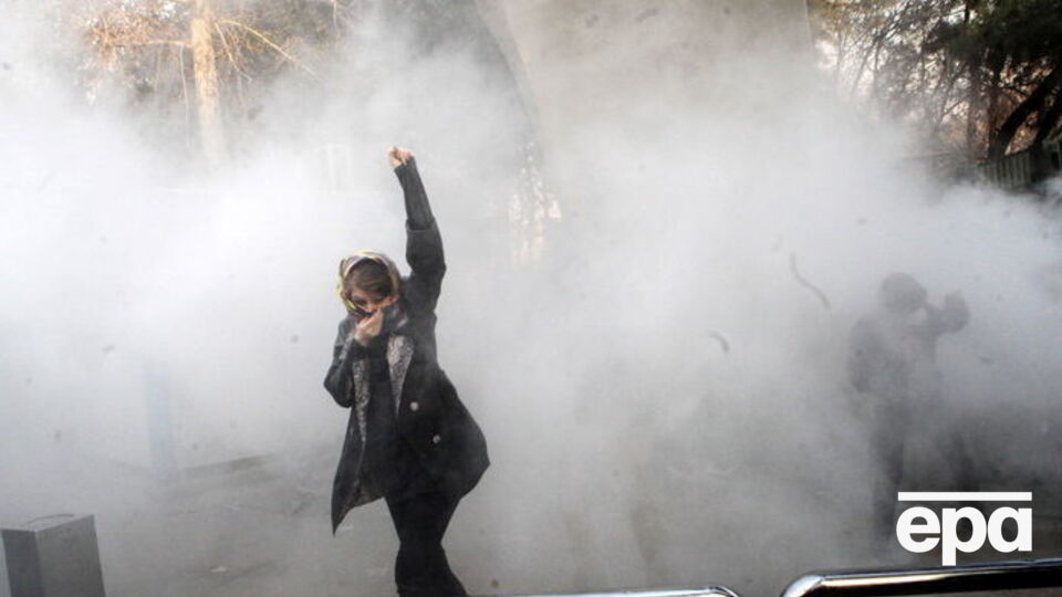 Иранские студенты столкнулись с силовиками возле Тегеранского университета