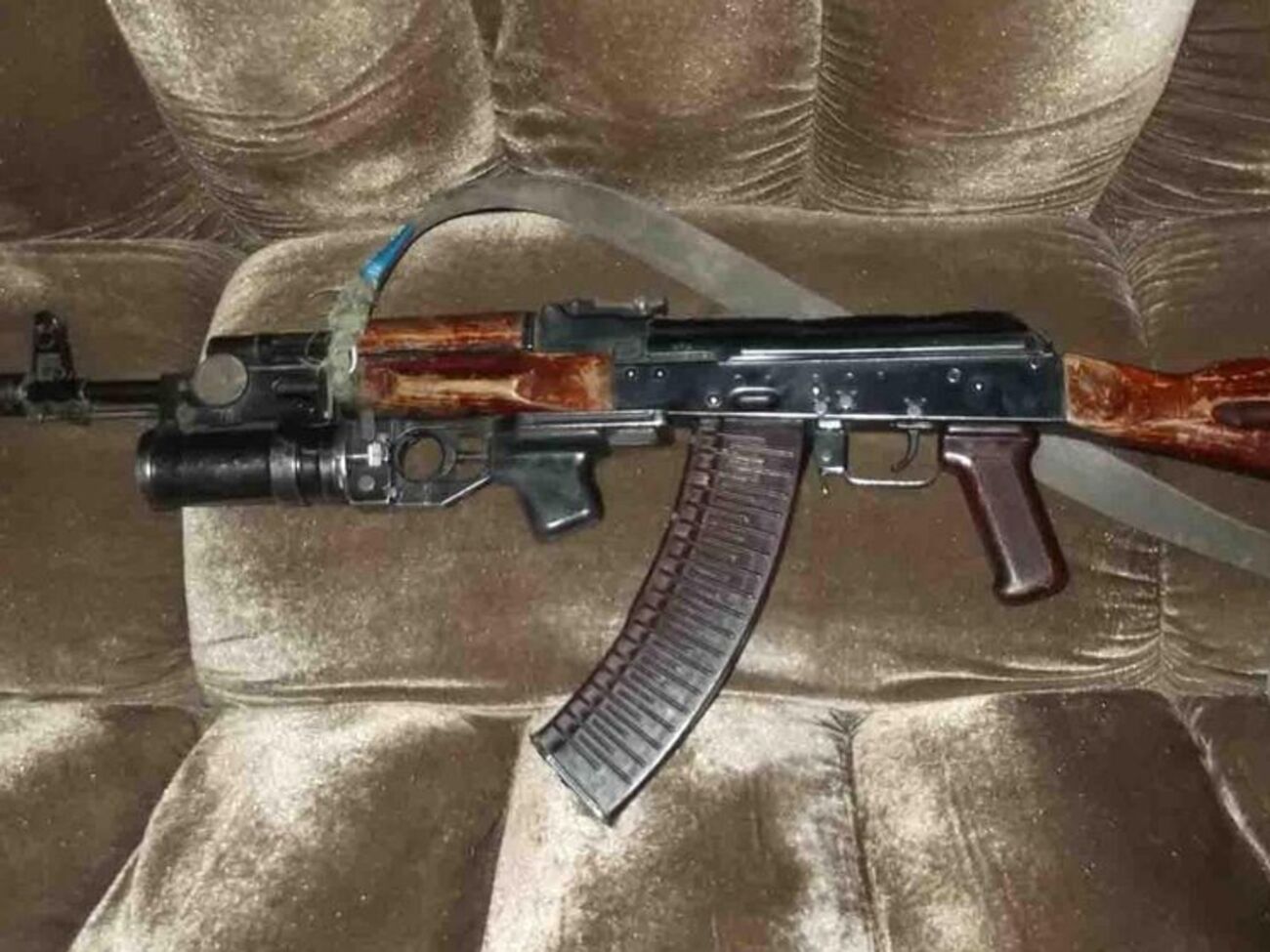 У підозрюваних виявили автоматичну зброю