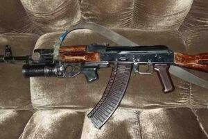 У підозрюваних виявили автоматичну зброю