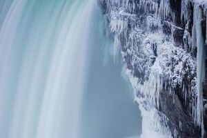 Водяная пыль превращается в лед в воздухе и оседает на камни