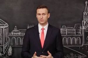 За спиной Навального нарисован Кремль
