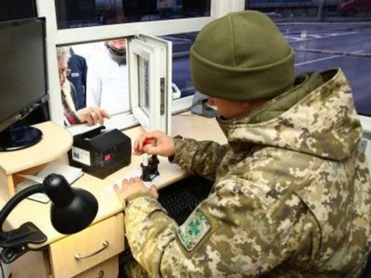 С 1 января украинские пограничники будут фиксировать биометрику россиян