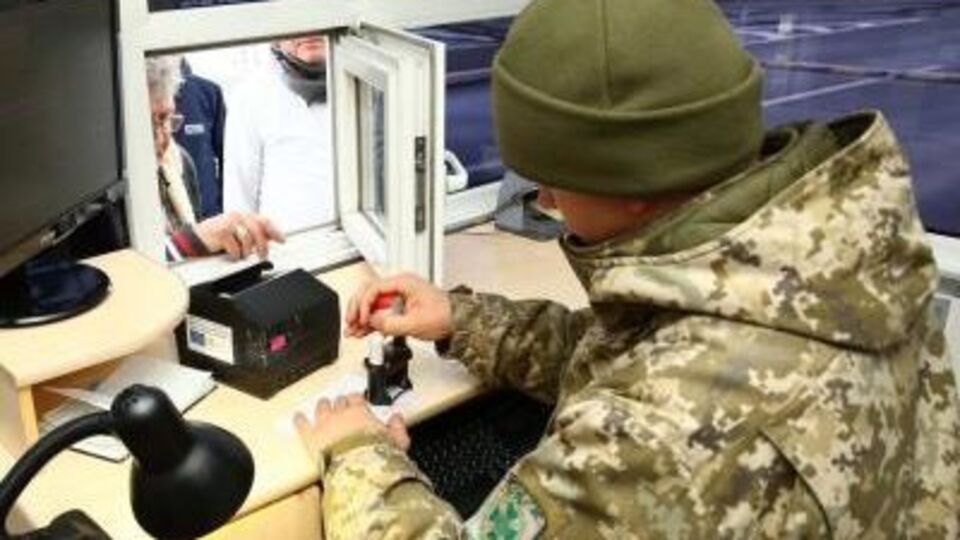 С 1 января украинские пограничники будут фиксировать биометрику россиян