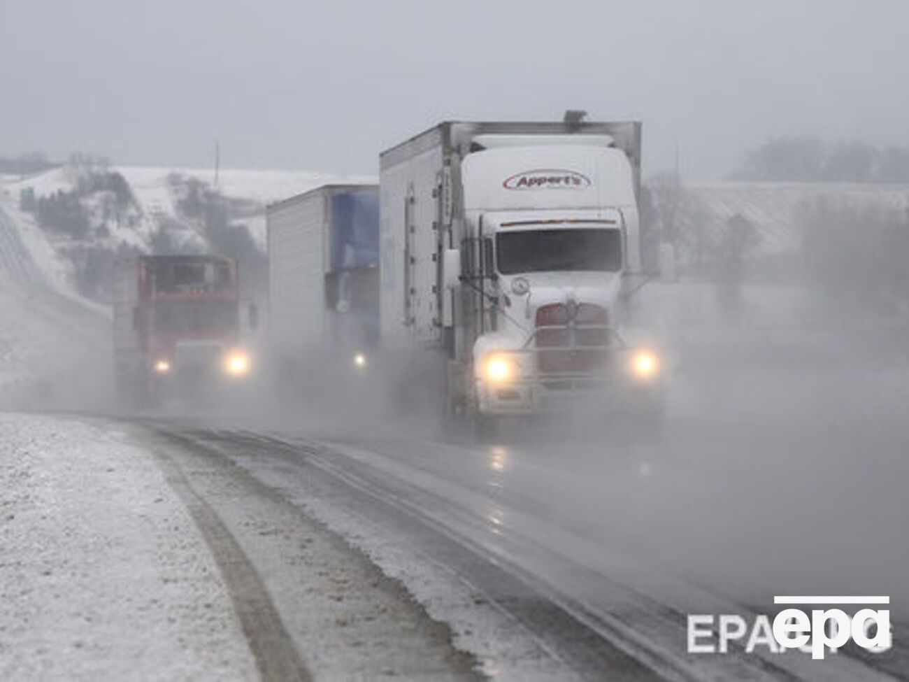 Водителям рекомендуют включать фары во время тумана