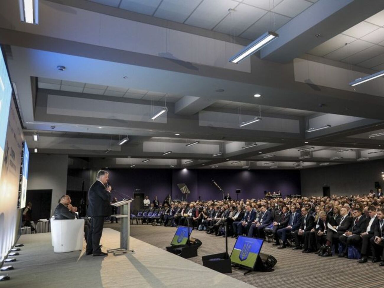 По мнению Порошенко, бизнес должен больше платить работникам