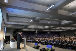 По мнению Порошенко, бизнес должен больше платить работникам