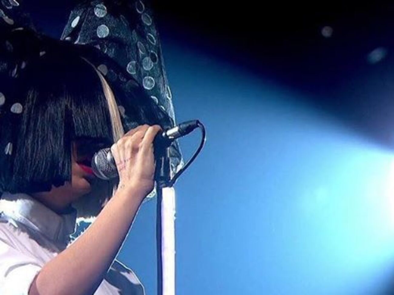 Sia провела благотворительную акцию