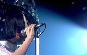 Sia провела благотворительную акцию