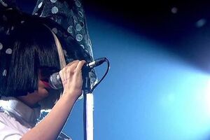 Sia провела благотворительную акцию