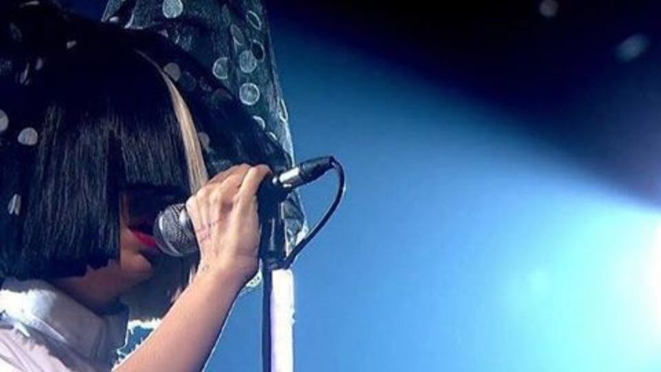 Sia провела благотворительную акцию