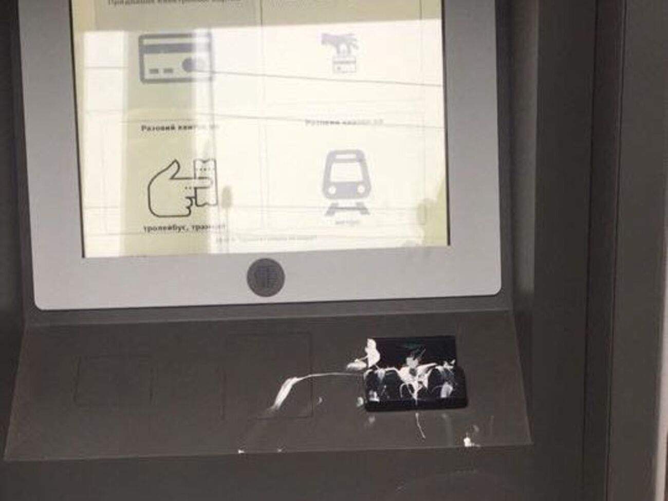 Термінали для продажу електронних квитків у Харкові заливають монтажною піною або клеєм