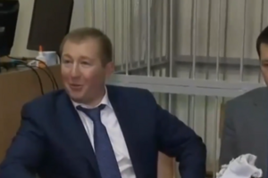 Сердюк (на фото слева) рассказал, что "коктейли Молотова" делал по инструкции из интернета
