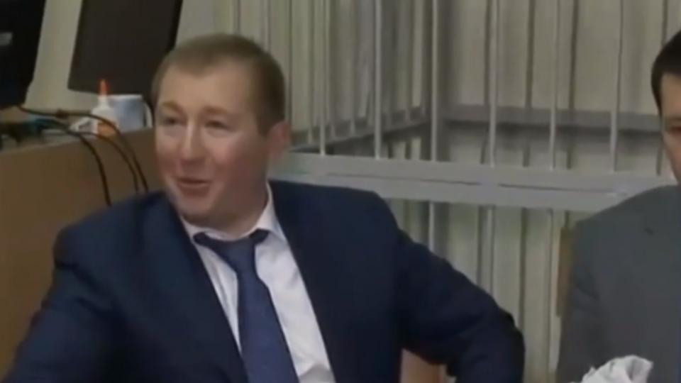 Сердюк (на фото слева) рассказал, что "коктейли Молотова" делал по инструкции из интернета